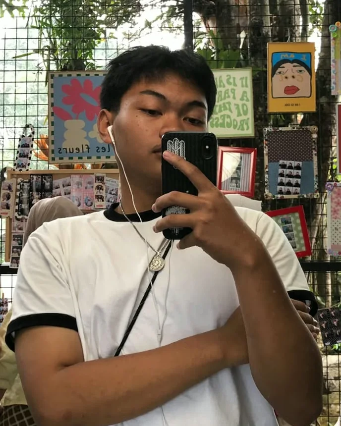 Foto Hilman Kurnia Ramadhan, berkaus putih, berfoto di depan cermin